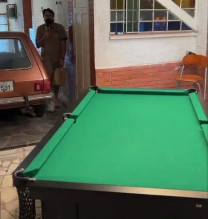 Mesa de sinuca com feltro verde